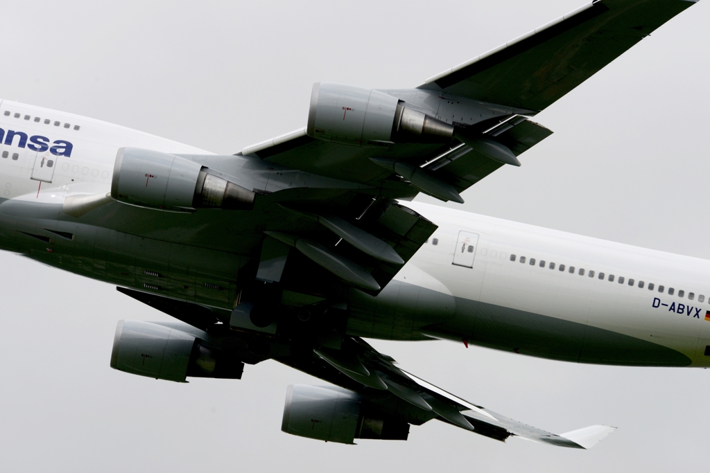 着陸（176）Lufthansa 747-430 