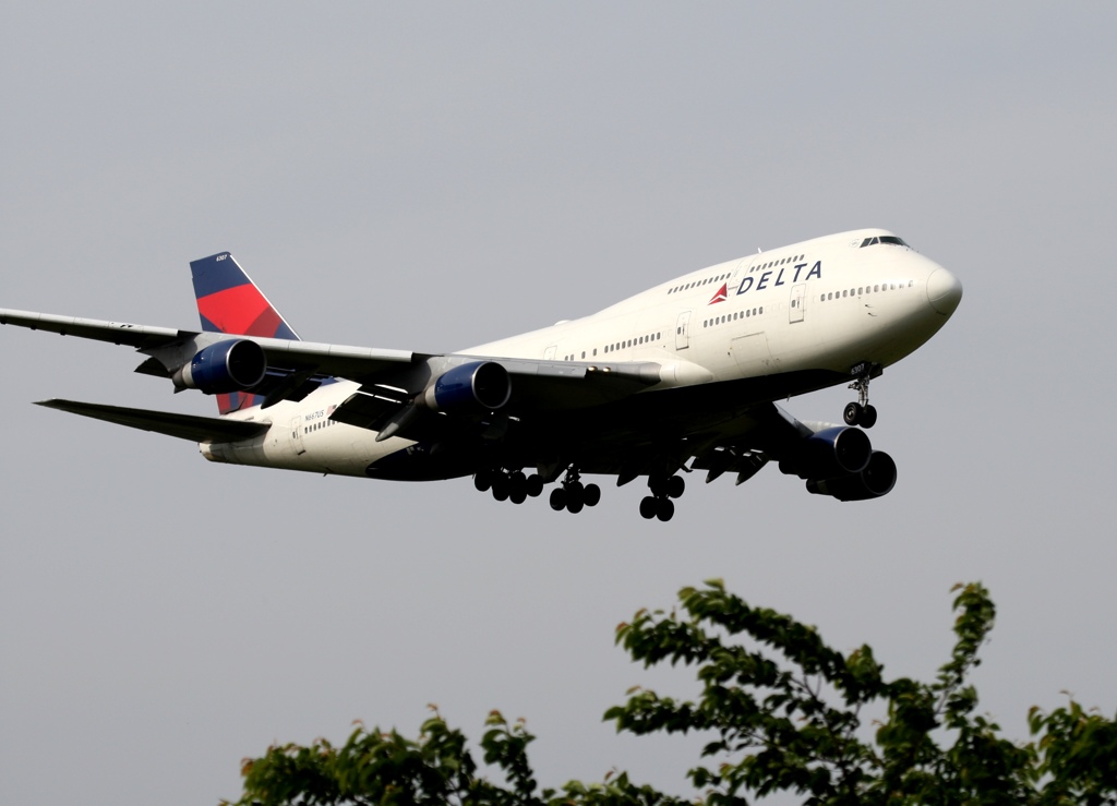 DELTA 747-400 到着　