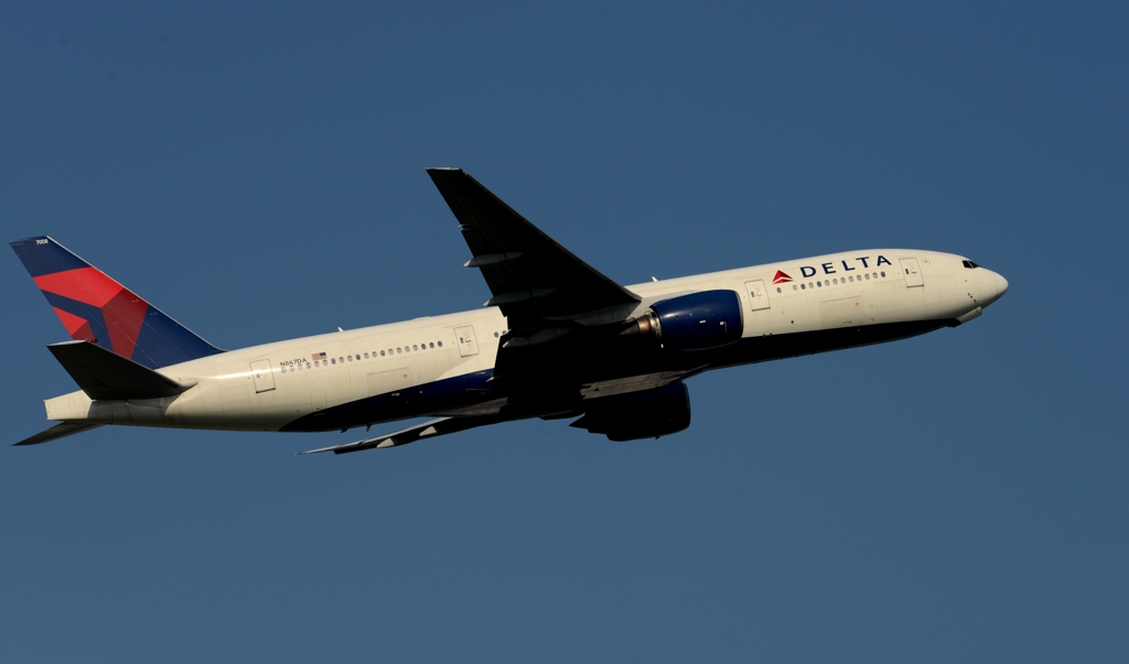 離陸（174）Delta 777-200 