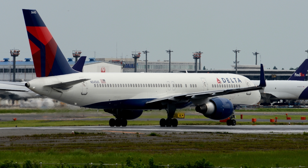 出発（187）DELTA 757-200 