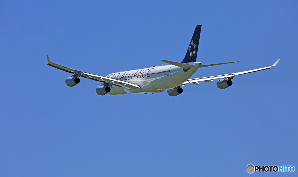 出発 Lufthansa A340-313 D-AIGN