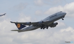 W離陸  Lufthansa 747-400+ 