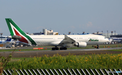 飛び立ち ALITALIA A330-202 EI-EJG