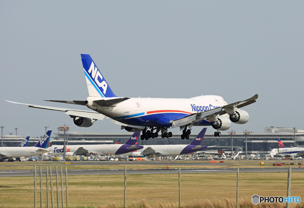 「良い天気」 NCA 747-8KZF JA14KZ 到着