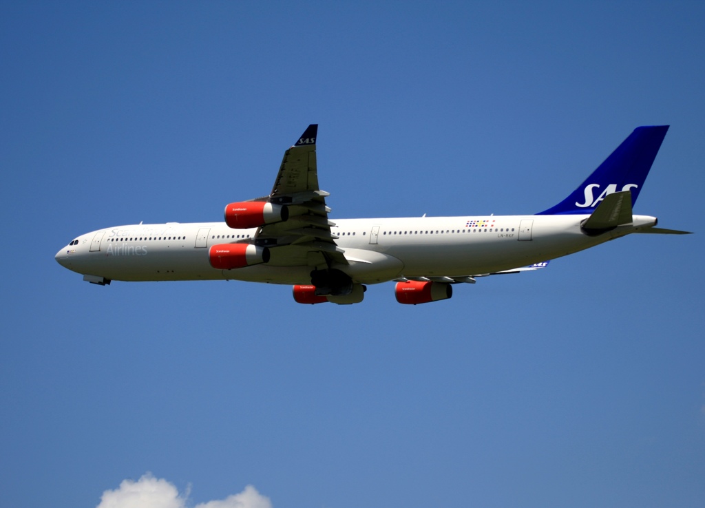 出発　SAS A340-300