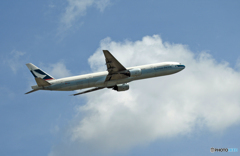 飛び立ち　CATHAY 777-367 B-HNJ