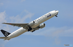 飛び立ち ANA 777-381 JA731A