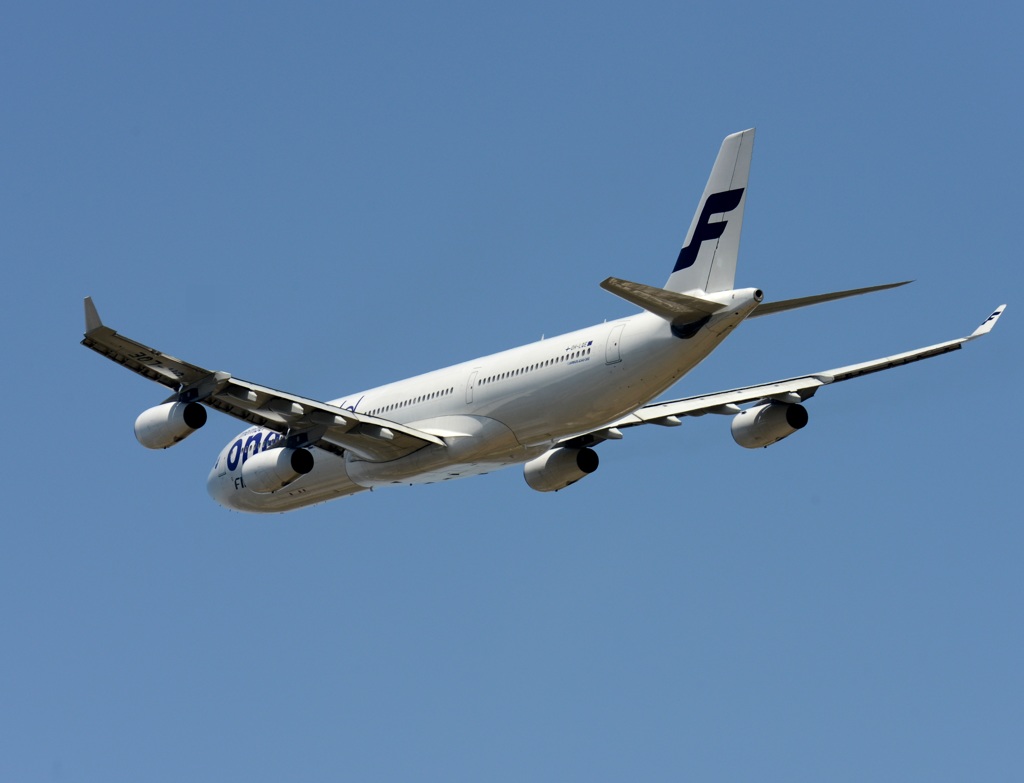 FINNAIR A340-300 飛び立ち