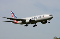 着陸　American 777-223