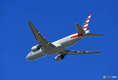「青空」 American 777-223 N752AN飛び立ち 