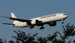 着陸（73）Japan Airlines 777-300ER 