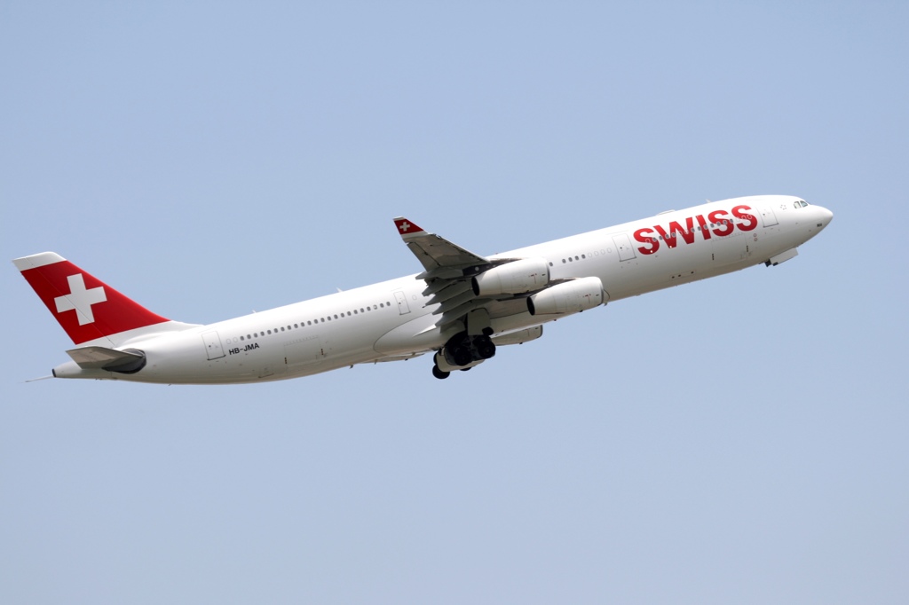 出発　SWISS A340-300