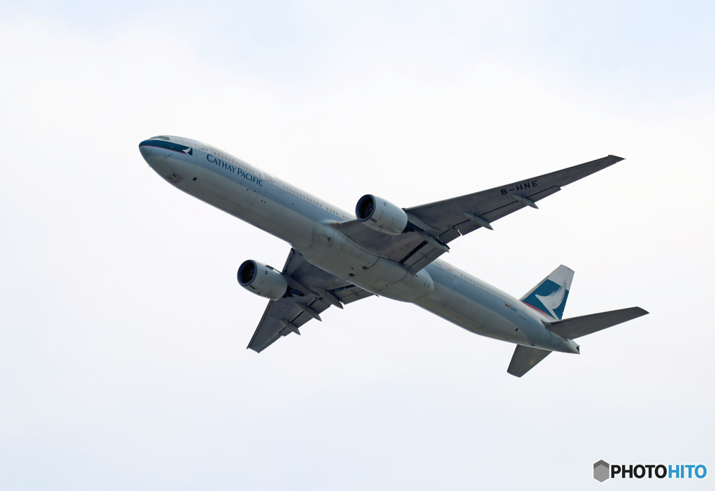 離陸 CATHAY 777-367 B-HNE