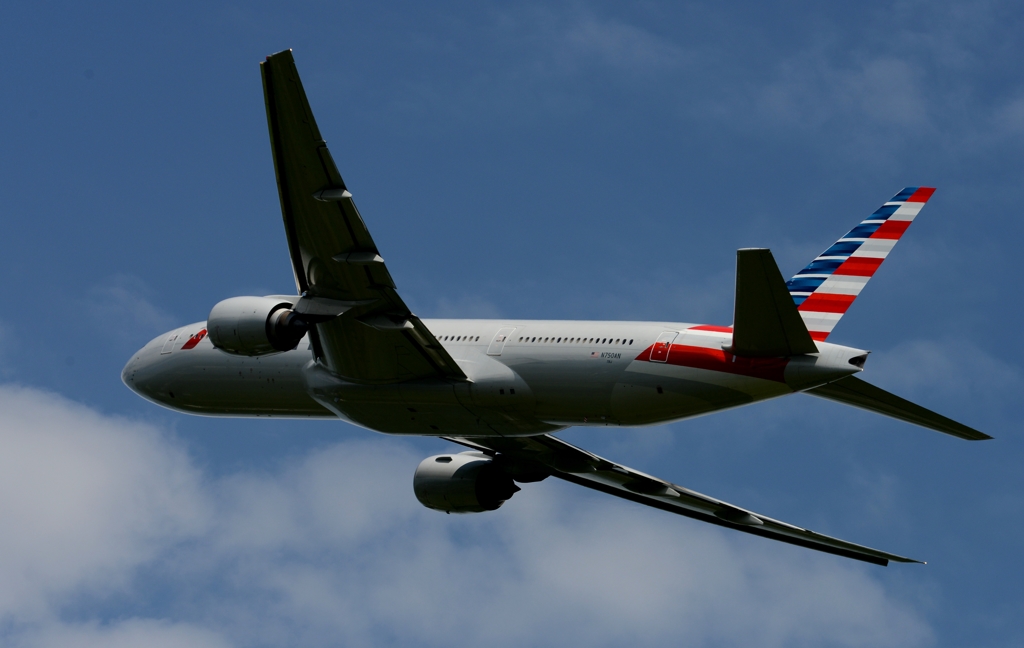 離陸（93）American 777-200 