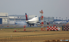 DELTA 747-400 N670US 到着 