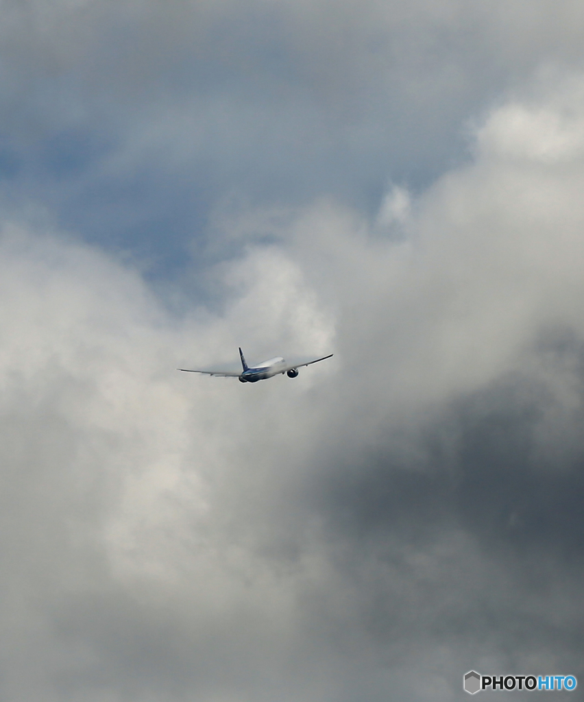 黒い雲ANA 777-381 JA735A離陸 