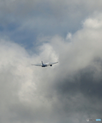 黒い雲ANA 777-381 JA735A離陸 