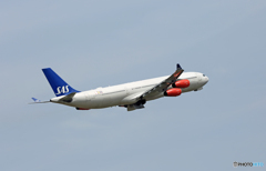 離陸　SAS A340-313 LN-RKG