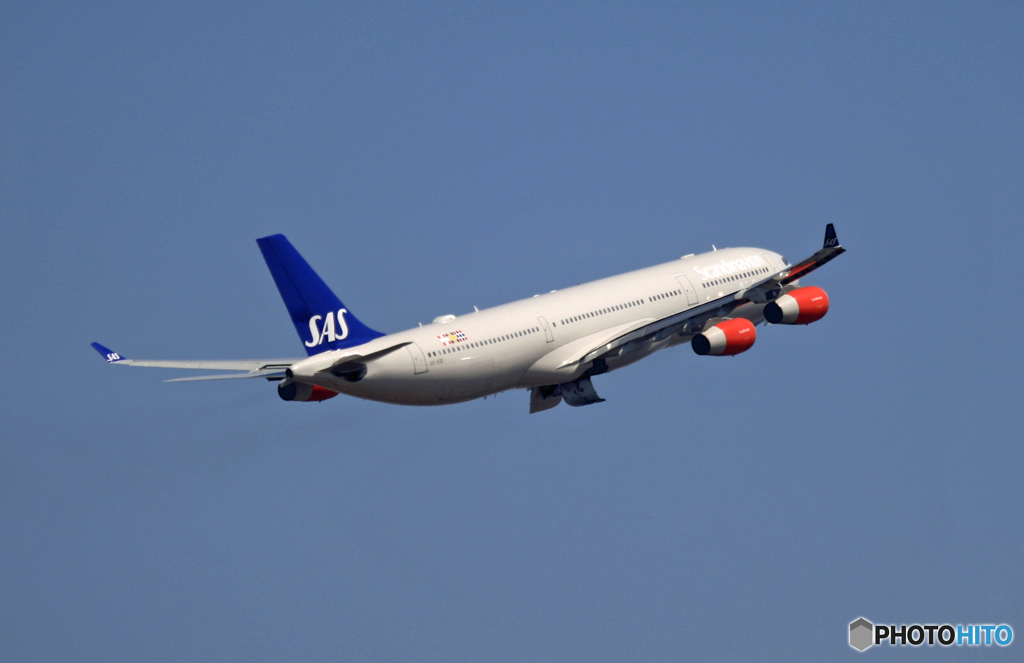 飛び立ち　SAS A340-313 OY-KBI