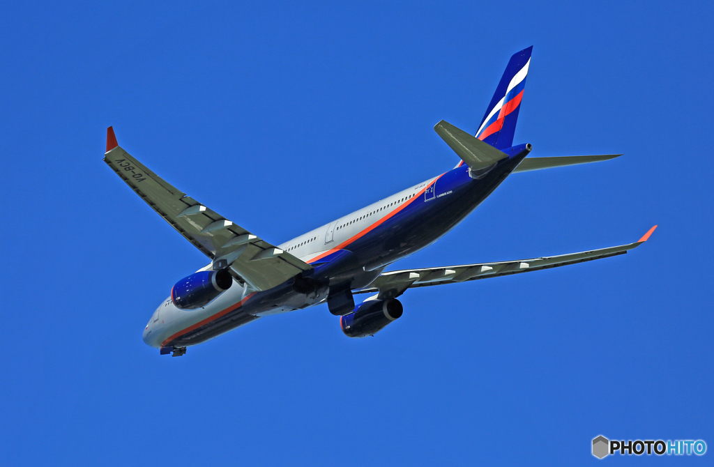 [青い空]　AEROFLOT A330-343 VQ-BCV飛び立ち 