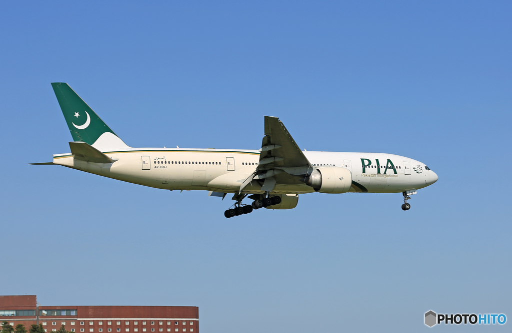 「青い空」が一番 PIA パキスタン777-240 AP-BGJ到着