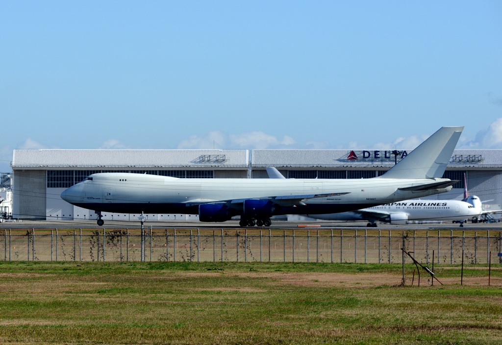 離陸(350)アトラス航空の白いジャンボ 747-8 