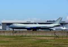 離陸(350)アトラス航空の白いジャンボ 747-8 