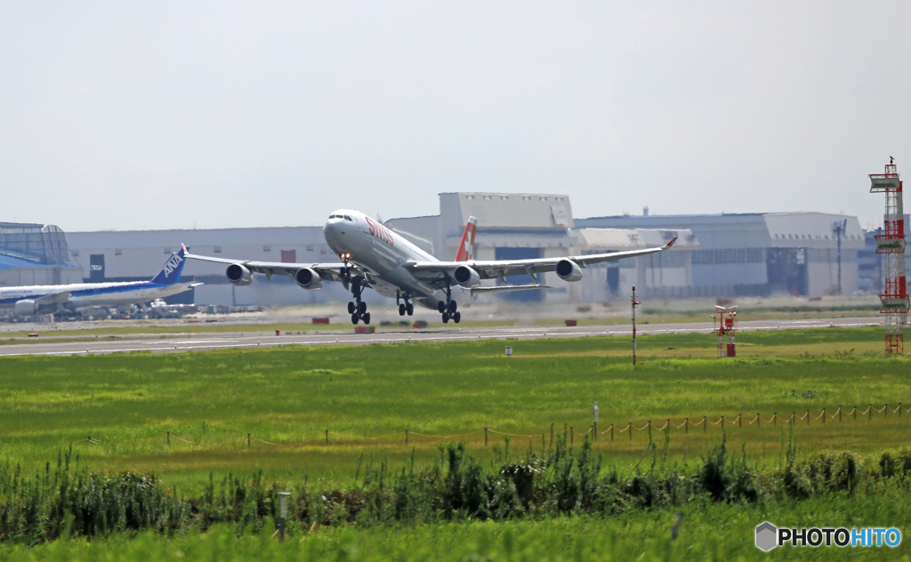 出発 SWISS A340-313 