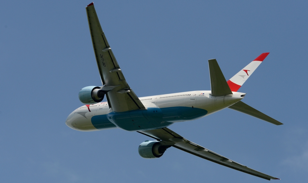 離陸（77）Austrian 777-200 