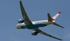 離陸（77）Austrian 777-200 