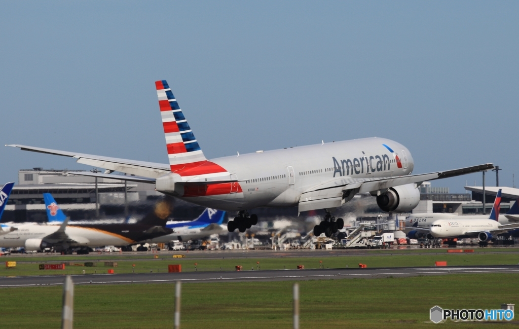 到着　American 777-223