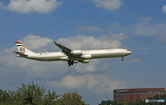 ETIHAD A340-642 A6-EHE 到着 