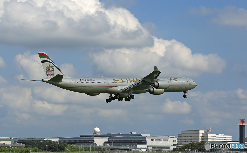 「雲」とEtihad A340-642 A6-EHL