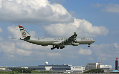「雲」とEtihad A340-642 A6-EHL