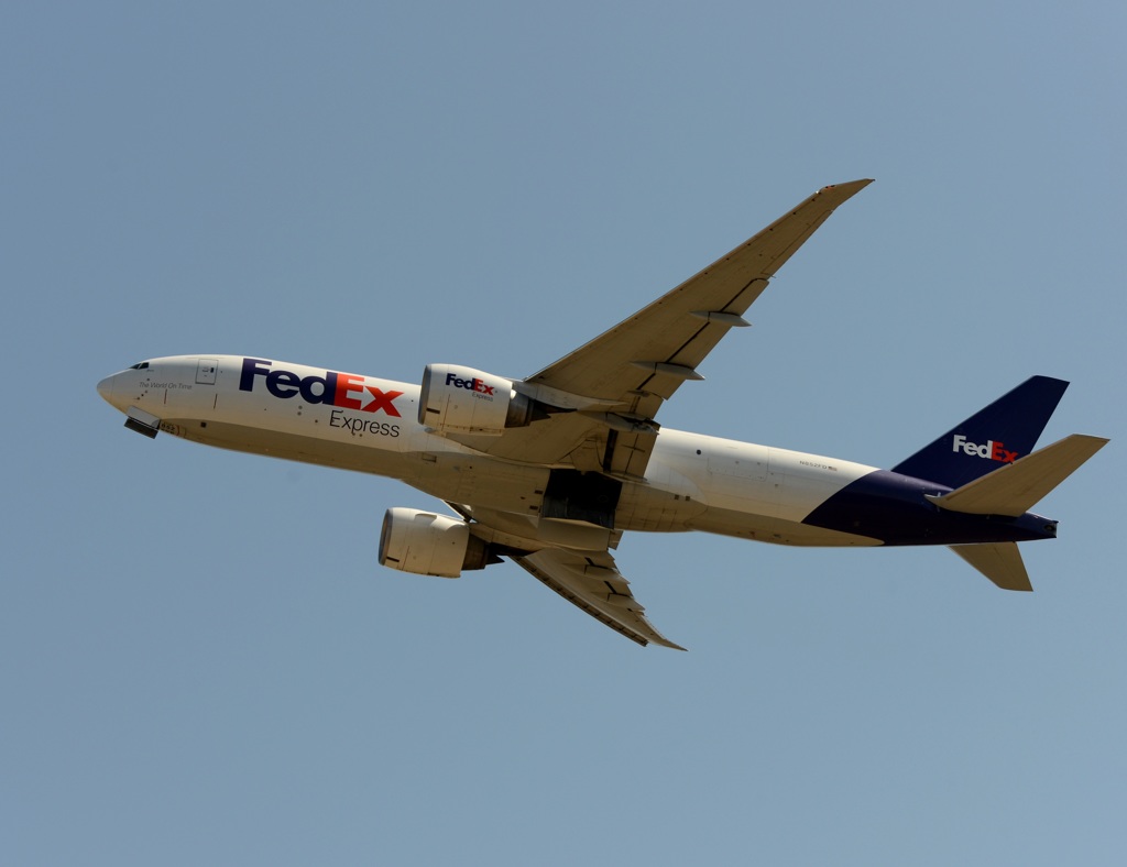 離陸  FedEx 777-FS2 