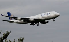 着陸（136）UNITED 747-400 