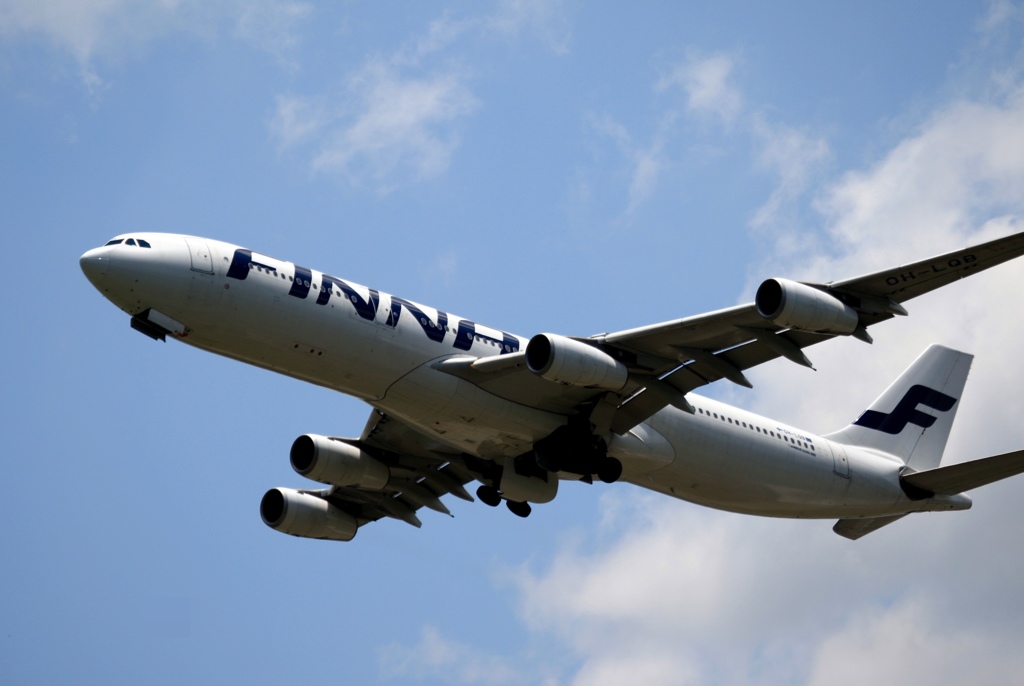 Finnair　A340-313 飛び立ち　