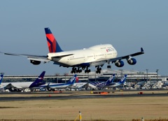 着陸  DELTA 747-400 着陸  DELTA 747-400