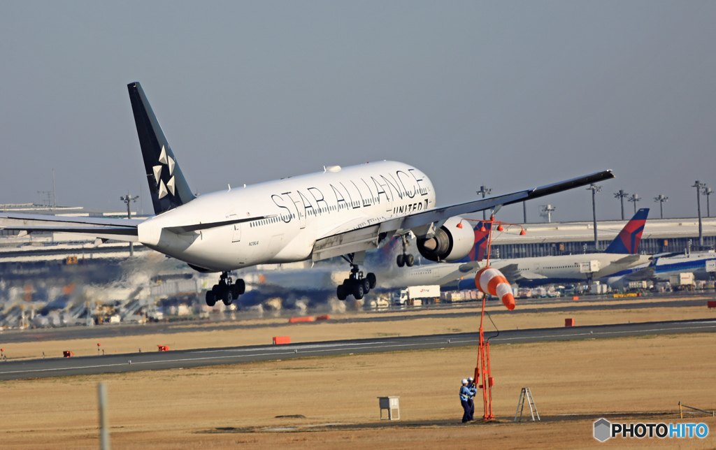 到着 UNITED 777-222 N218UA