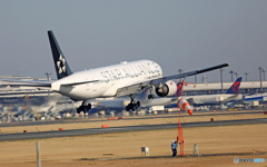 到着 UNITED 777-222 N218UA