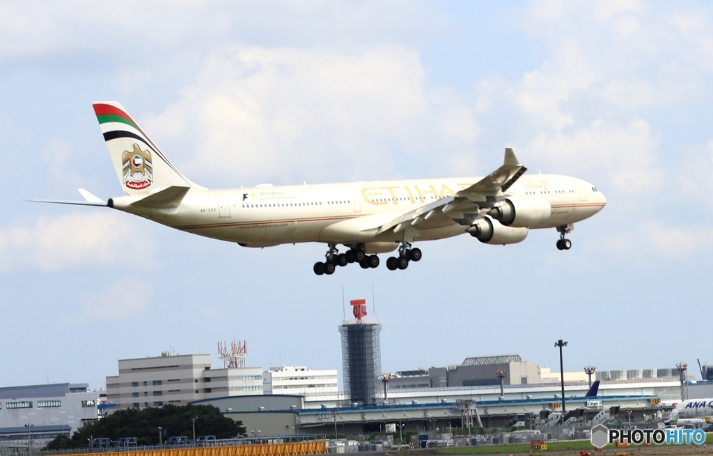 ETIHAD A340-500 着陸　