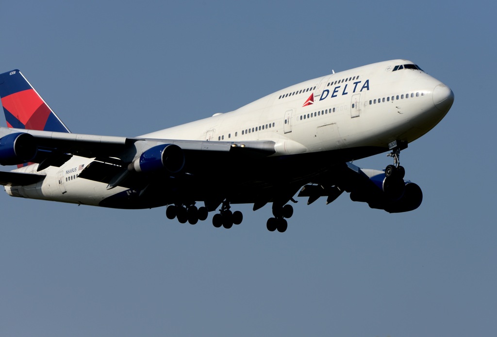 DELTA 747-400 到着　