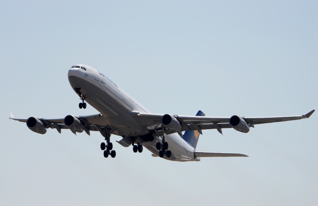 飛び立ち  Lufthansa A340-300