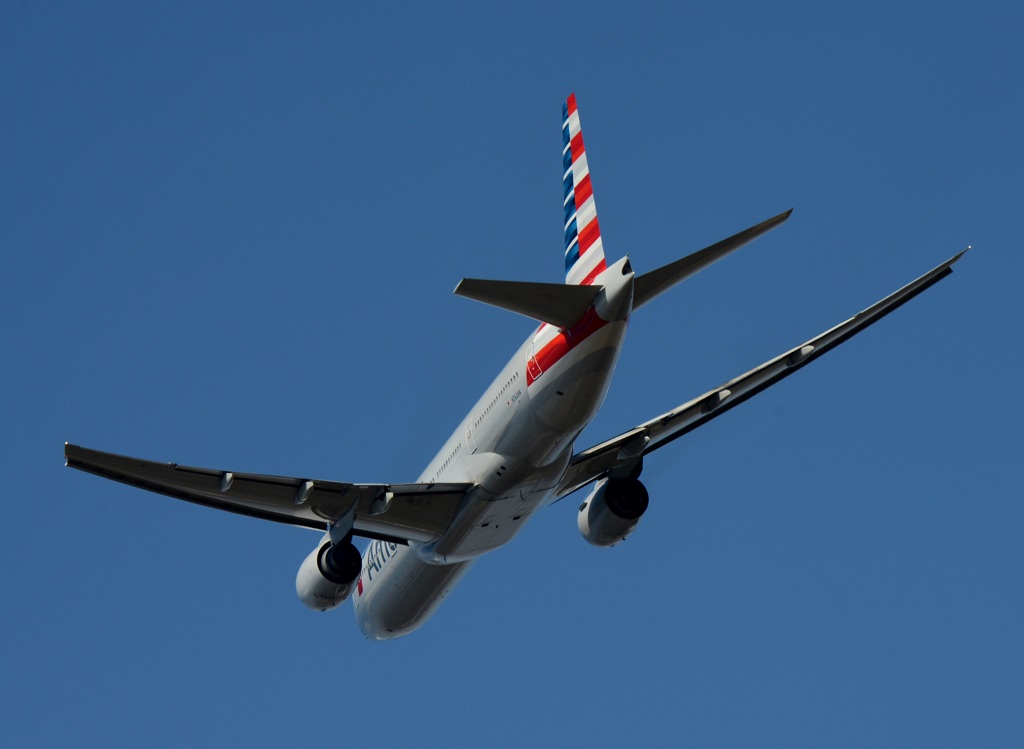 飛行 American 777-223 