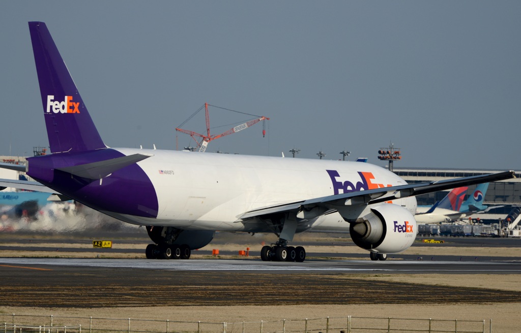 FedEx 777-F28 出発