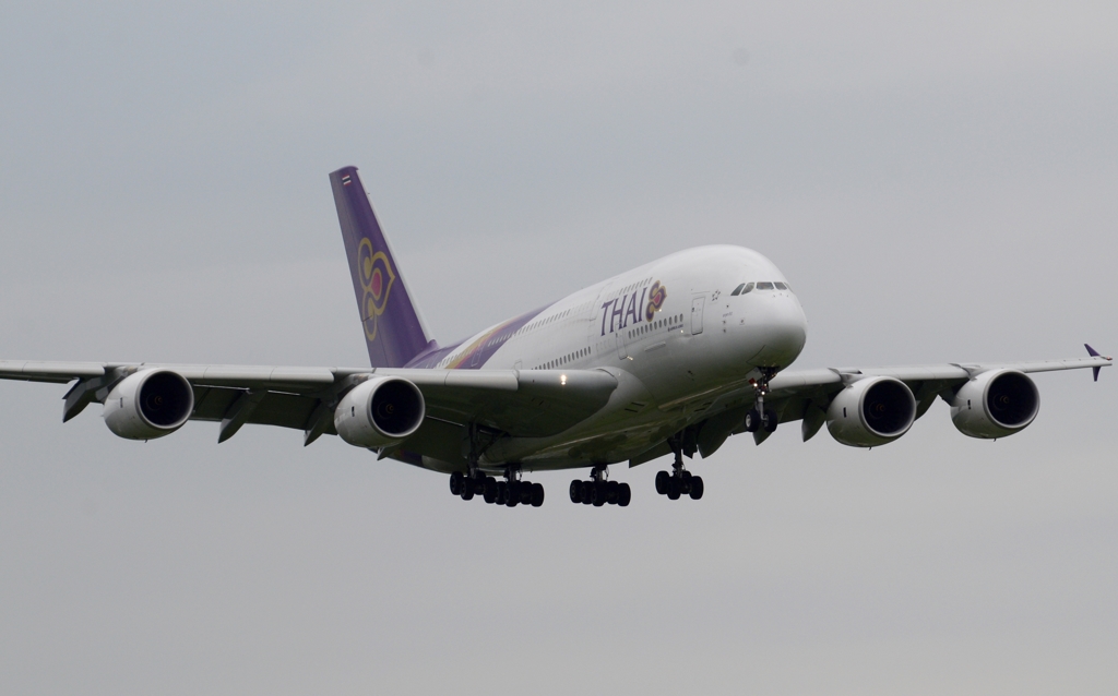 着陸（125） THAI Airbus A380-841