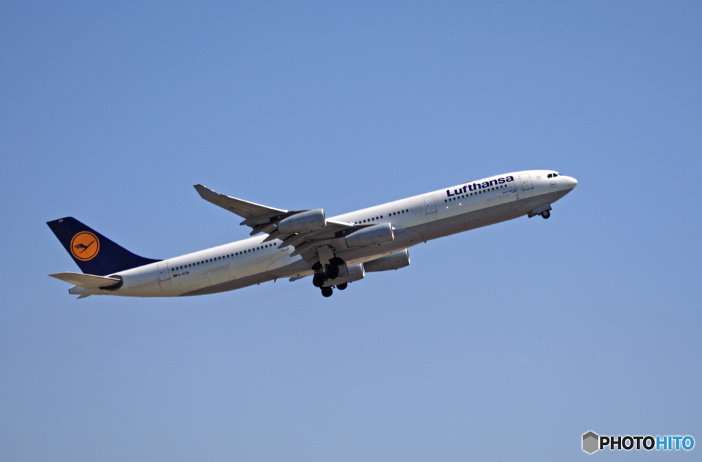 Takeoff Lufthansa A340-313 D-AIGM
