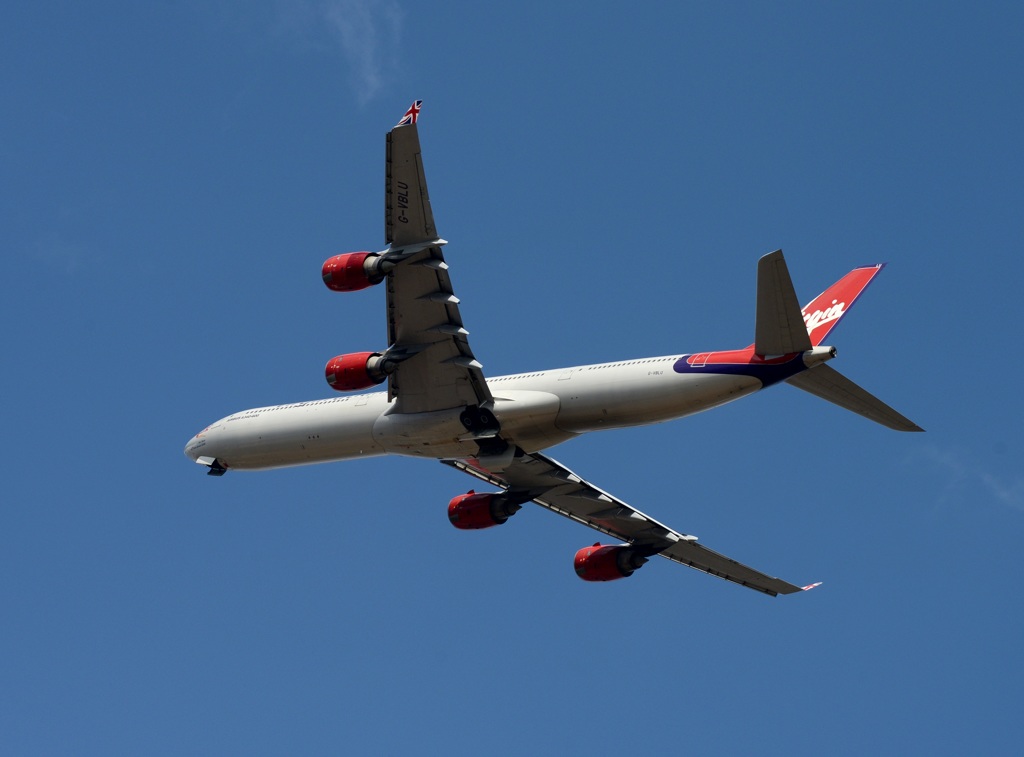 離陸 virgin A340-642