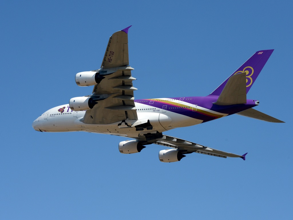 離陸 Thai A380-841