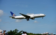 United 777-224 到着　